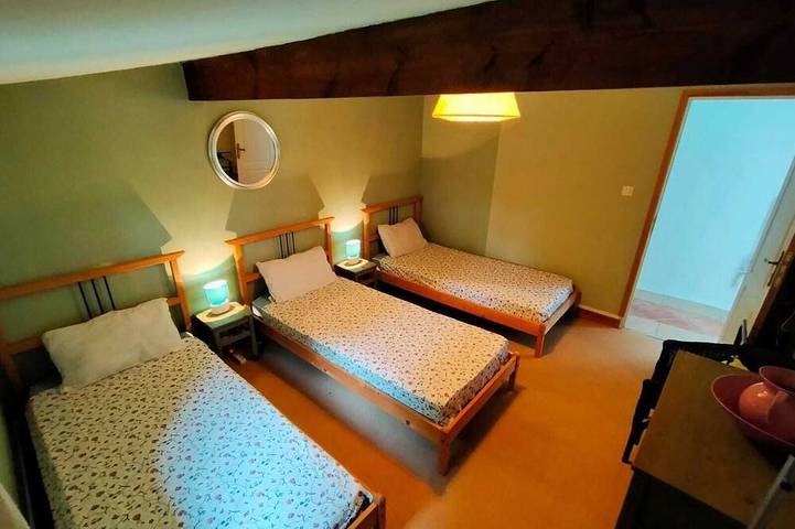 Gîte pour 50 personnes, avec terrasse et jardin à Bellon - 4