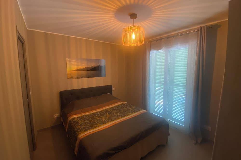 Comfortable 8-person villa with pool and sea view in Sant Ambroggio, Lumio