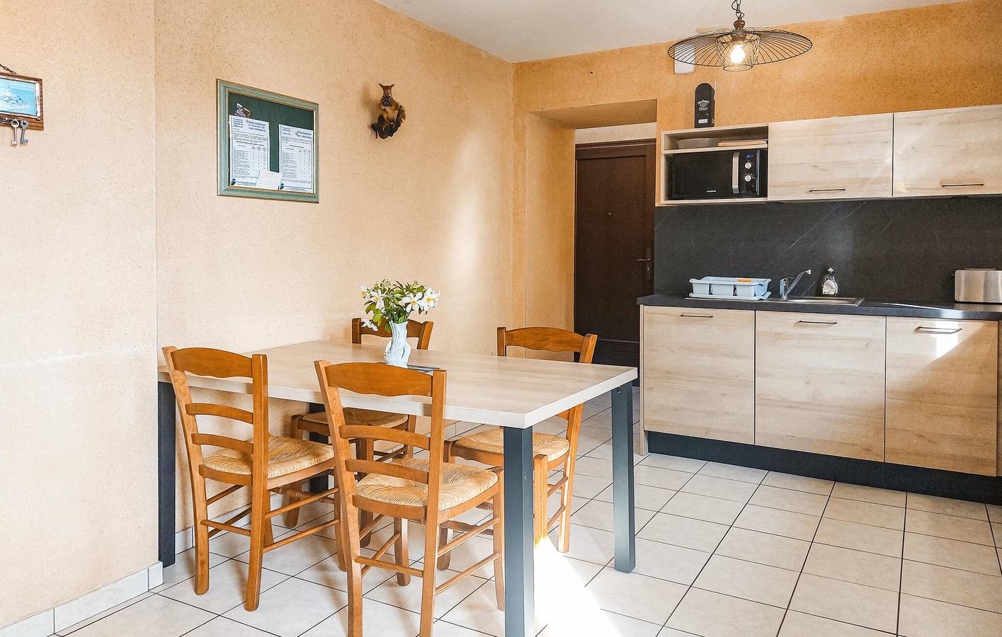 Gemütliche Wohnung mit WLAN, TV, Parkplatz und Garten in Fleurigné, Fougères-Vitré