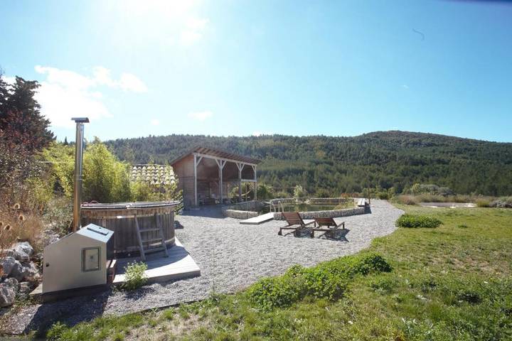 Location de vacances pour 4 personnes, avec piscine ainsi que jardin et jacuzzi à La Roche-sur-le-Buis - 3
