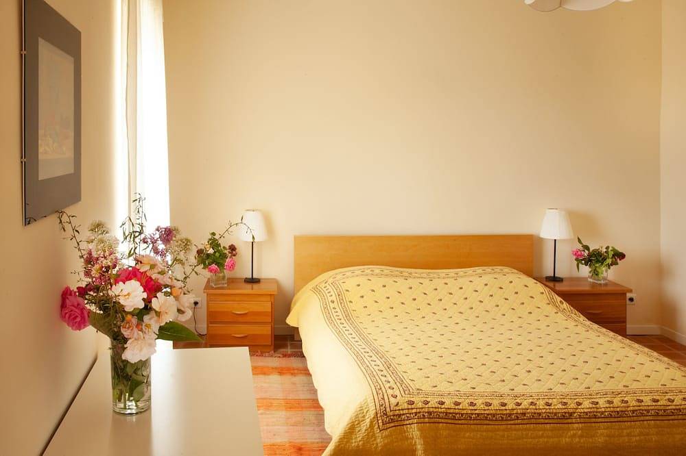 Beautiful manor with swimming pool in front of the Provençal Colorado in Rustrel, Parc naturel régional du Luberon