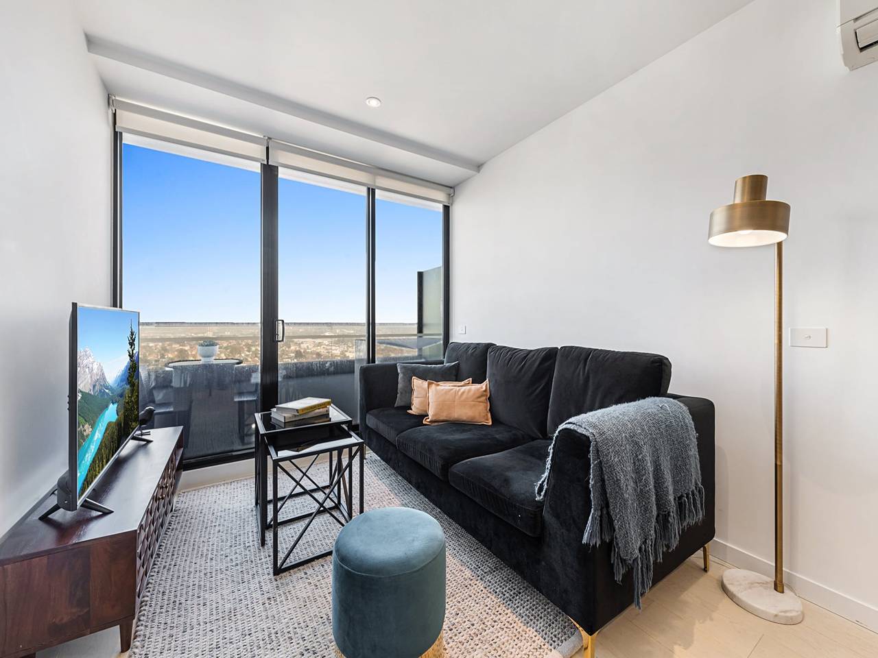 Entire apartment, Chic 1-Bed with City Views, Parking, Gym & Pool in Melbourne, Moonee Valley City