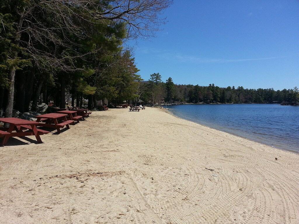 Schönes Blockhaus in Suissevale am Lake Winnipesaukee mit Zugang zum Strand in Moultonborough, Lake Winnipesaukee