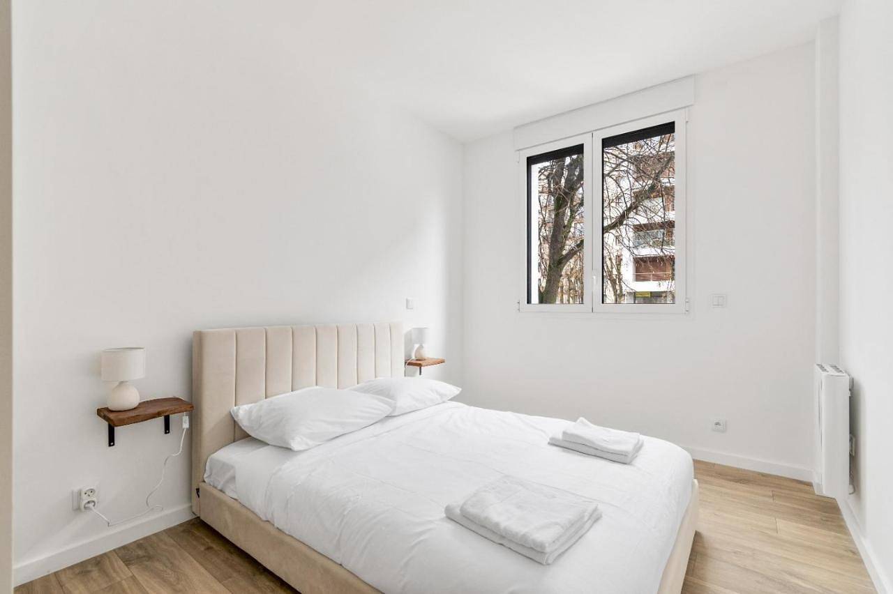 Appartement entier, Grand Appartement - Parking - 30 min Tour Eiffel in Chaville, Hauts-de-Seine