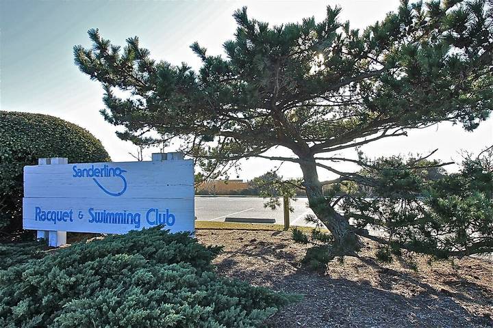 Vacation house for 20 people, with hot tub and pool as well as yard, with pets in Duck (NC)