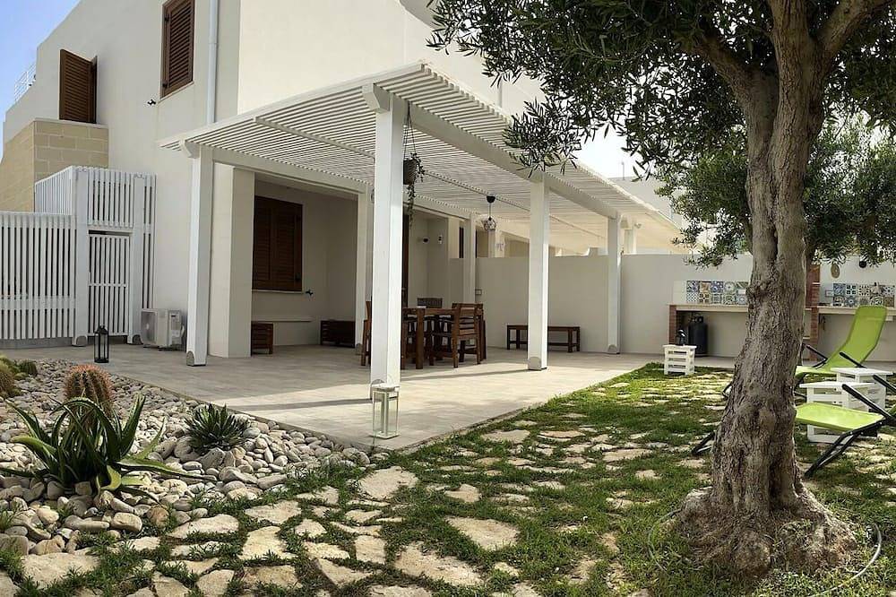 In the village, elegant and refined setting for a quality experience in Favignana Stadt, Favignana