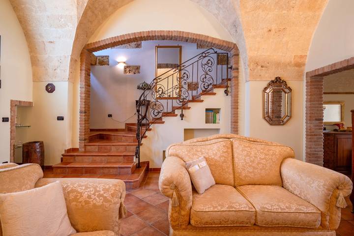 Entire apartment, Apartment 'Dimora La Reggia' with Private Pool, Wi-Fi and Air Conditioning in Mesagne, Salento