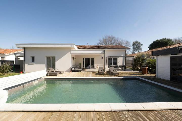 Location de vacances pour 6 personnes, avec Terrasse ainsi que Jardin et Piscine à Mées