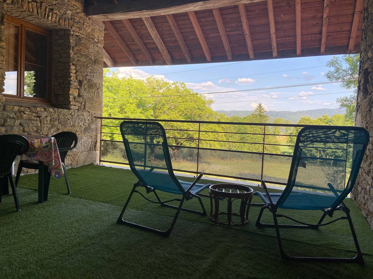 Apartamento entero, Apartamento 'Entre Lacs Et Sapins' con vistas a la montaña, terraza privada y Wi-Fi in Dortan, Nantua