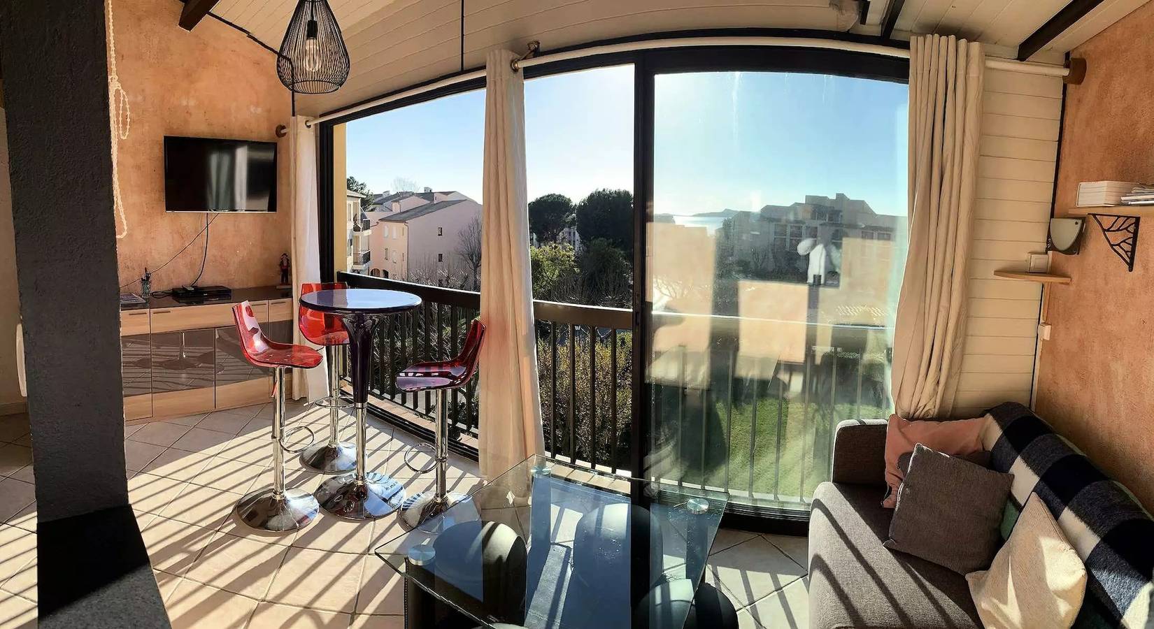 Entire apartment, Super T4 Near Sea in Domaine with Pool in La Coudoulière, Six-Fours-les-Plages