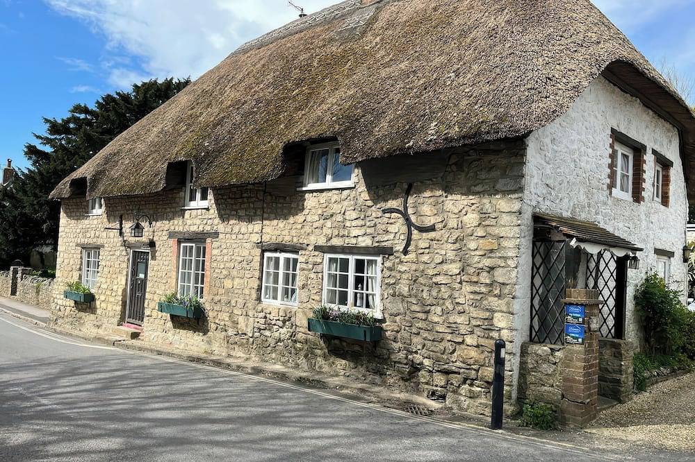 Little Ivy, pet friendly, with a garden in West Lulworth in Lulworth Cove, Dorset