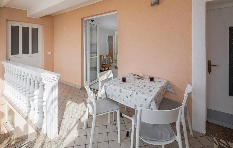 Ganze Ferienwohnung, Urlaub am Meer: Modernes Apartment mit Terrasse und Parkplatz, 200 m vom Strand entfernt in plaža Zambratija, Zambratija