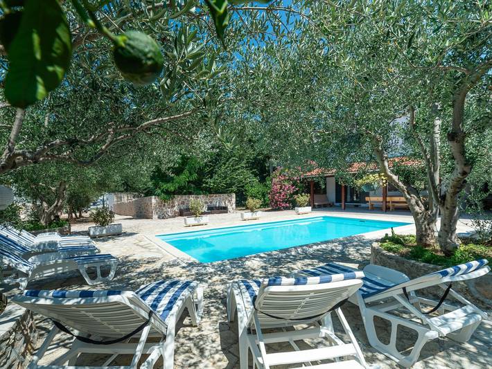 Ferienhaus für 12 Personen, mit Balkon und Whirlpool sowie Terrasse und Garten in Bibinje