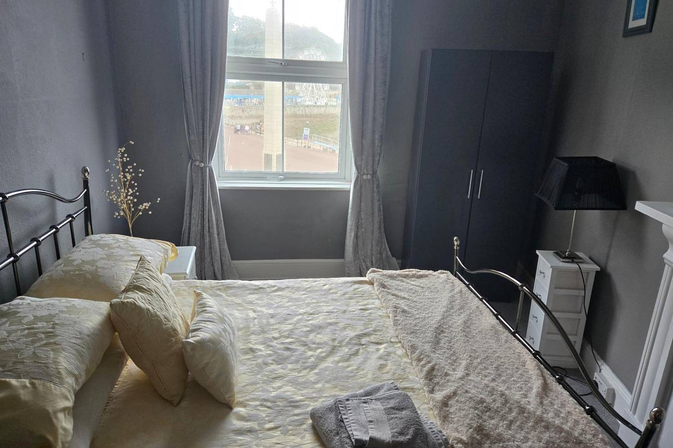 Entire holiday apartment, Seaview 2 bedroom Apartment Sleeps 4 in Llandudno, Conwy region