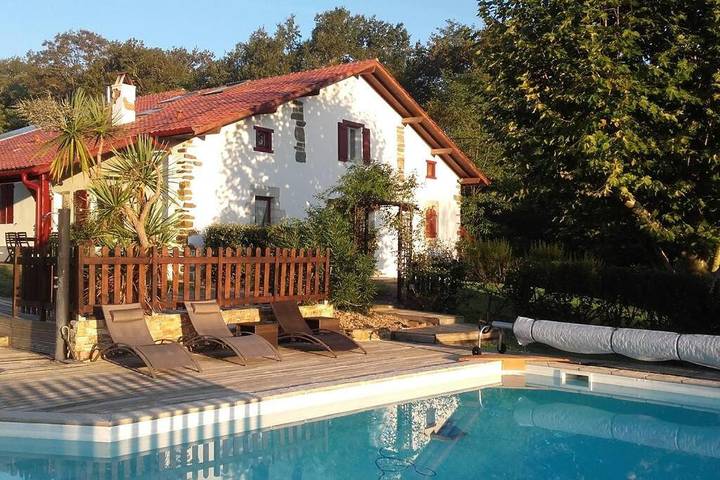 Location de vacances pour 6 personnes, avec jardin et piscine ainsi que terrasse et vue à La Bastide-Clairence