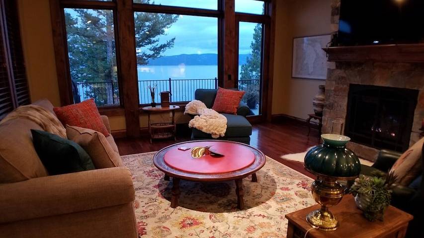 Vacation rental for 6 people, with yard and hot tub in Flathead Lake