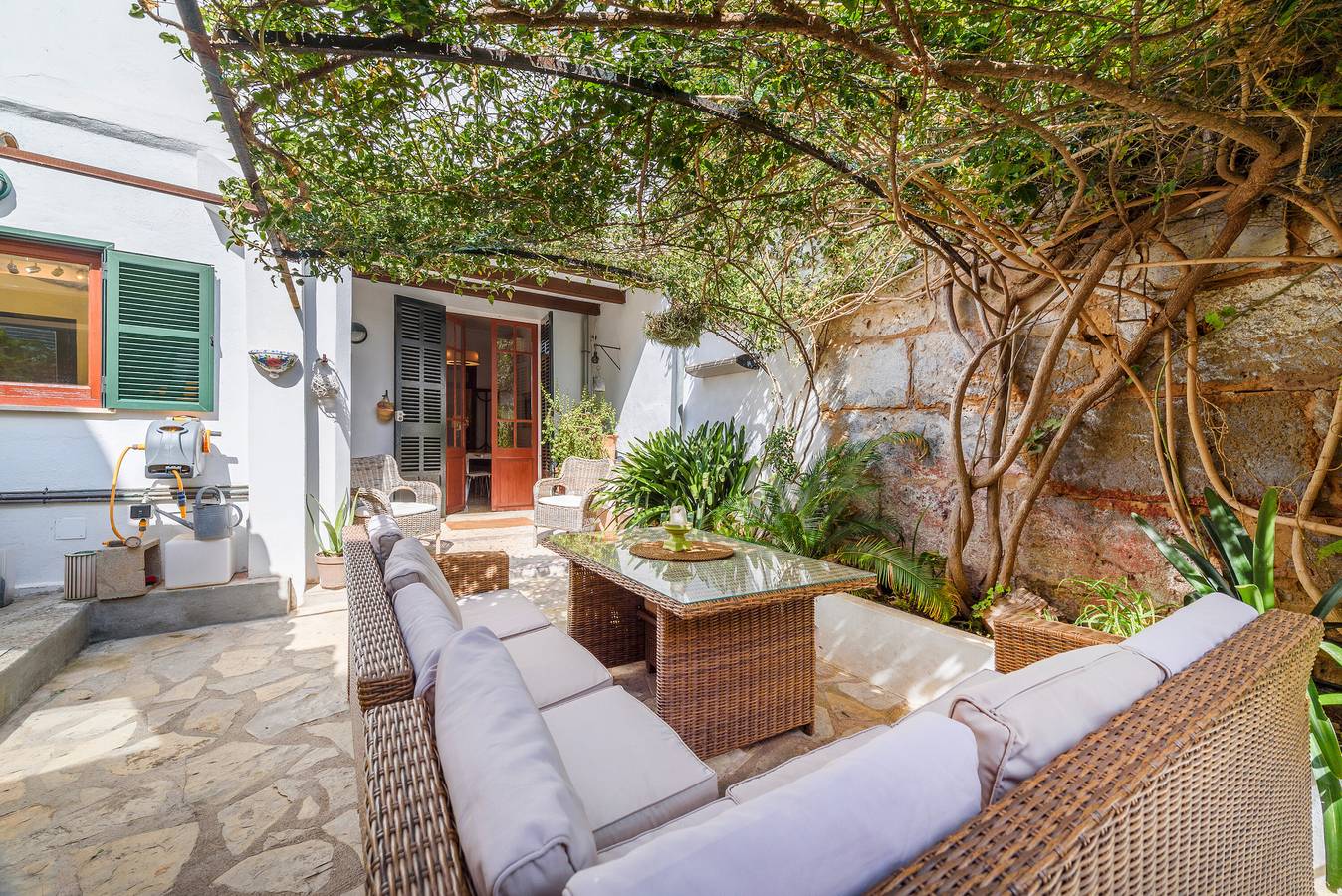Holiday Home 'Grande' with Sea View and Hot Tub in Alcudia Old Town, Alcúdia