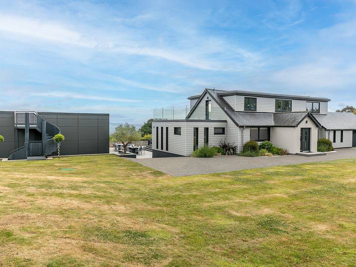 Cottage for 16 people, with Balcony and Garden in Exeter