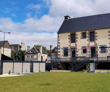 Gîte pour 12 personnes, avec jardin à Cuves