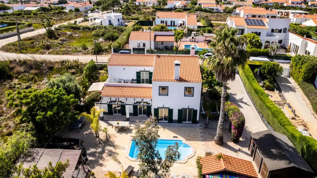 Ganze Ferienwohnung, Gemütliches Apartment mit Pool und Parkplatz, 1,5 km zum Strand in Vale de Telha, Aljezur