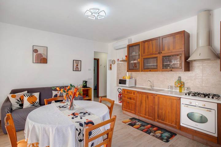 Casa vacanze 'Cà Du Mandaìn' con vista sulle montagne, terrazza privata e aria condizionata in San Bartolomeo al Mare (Città), San Bartolomeo al Mare