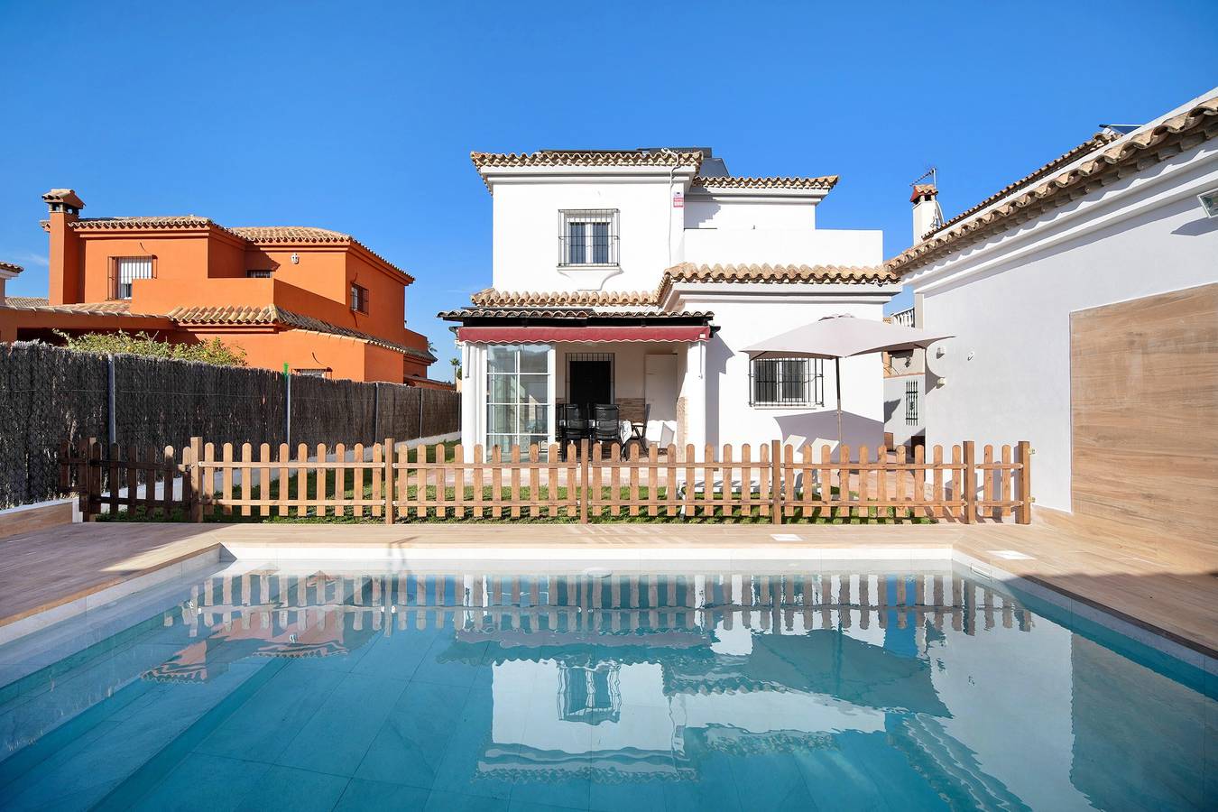 Villa 'Cirpe Mar' con piscina privada, terraza privada y Wi-Fi in Sancti Petri, Chiclana de la Frontera