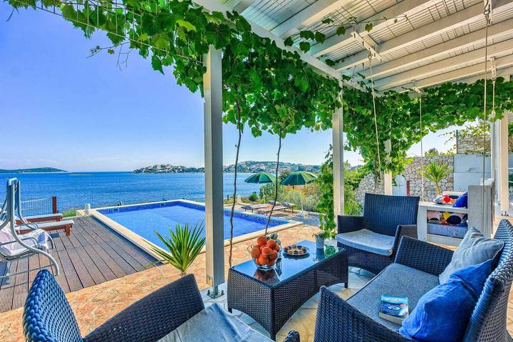 Beach Villa Sea Edge - villa frente a la playa para 12 con acceso directo a la playa in Sevid, Condado de Split-Dalmácia