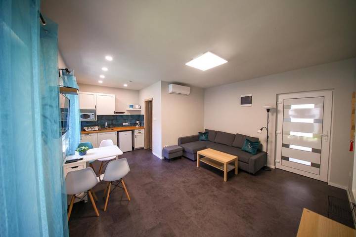Ferienwohnung für 6 Personen, mit Balkon und Terrasse sowie Garten und Pool