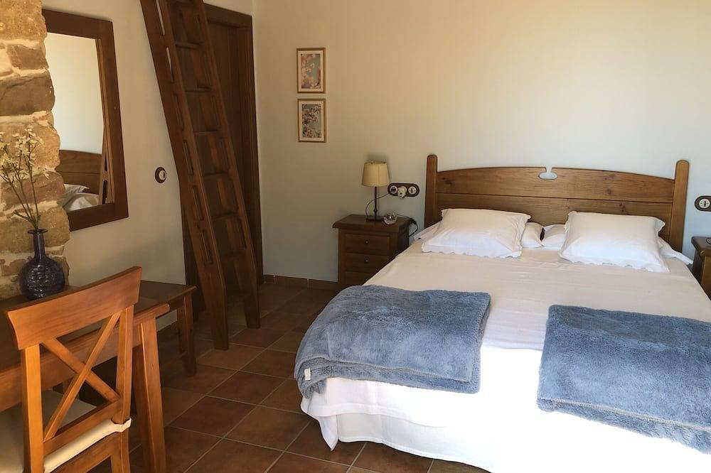 Farmhouse 10th Century nearby Barcelona for 12 people with pool and garden in Caldas de Montbui, Interior de Barcelona