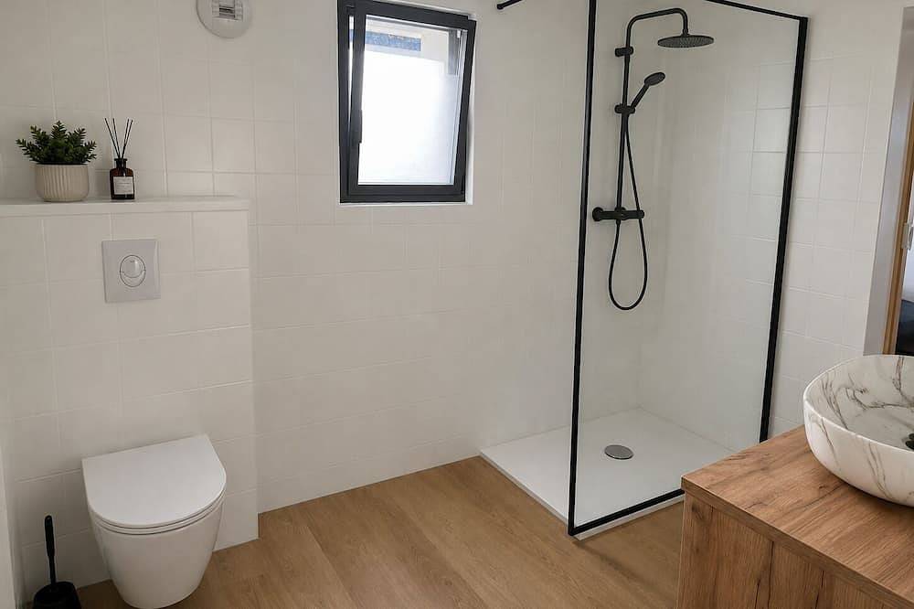 Appartement entier, Studio flambant neuf Vannes-piscine chauffée-commodités à côté-Golfe du Morbihan in Grand-Champ, Région de Vannes