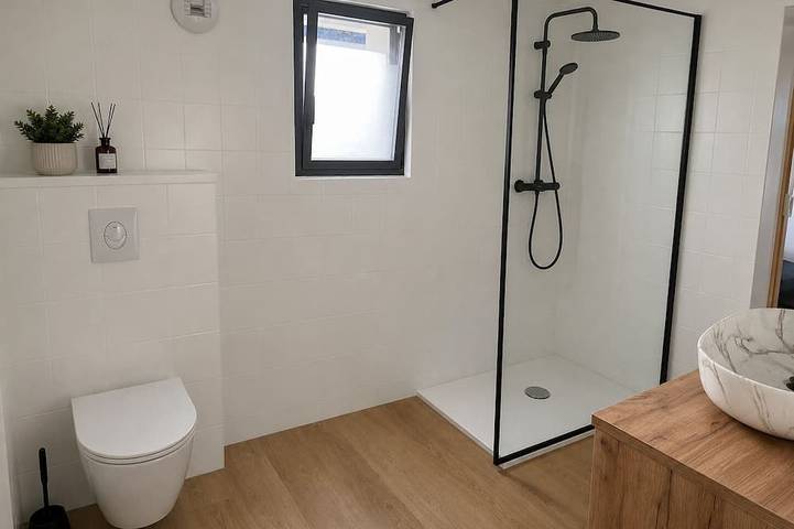 Appartement entier, Studio flambant neuf Vannes-piscine chauffée-commodités à côté-Golfe du Morbihan in Grand-Champ, Région de Vannes