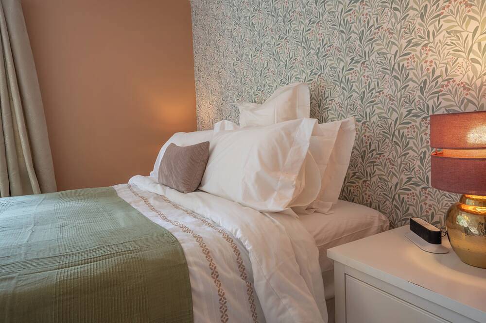 Wisteria Corner, Large Tranquil Family Home, Spacious, Edge of the Peak District in Chesterfield, Derbyshire