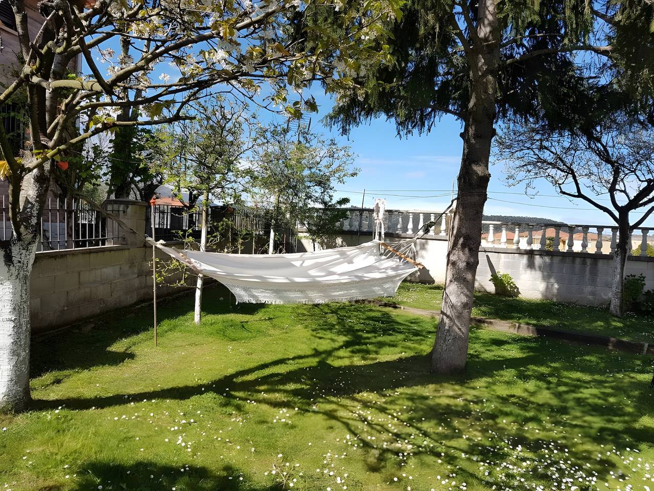 'Alojamientos Marte Zimmer 2' mit gemeinsamer Terrasse und Garten in Torrelavega, Kantabrische Küste