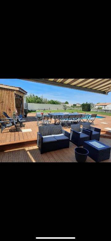 Gîte pour 31 personnes, avec jardin ainsi que piscine et terrasse à Gémozac
