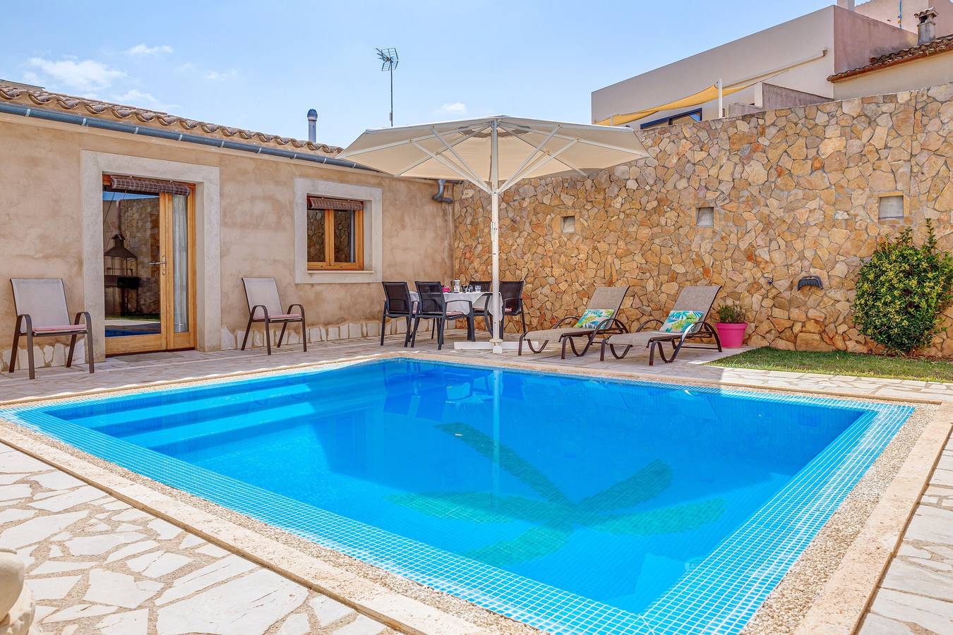 Las Vias, casa vacacional en Mallorca con piscina y patio privado in Petra, Interior de Mallorca