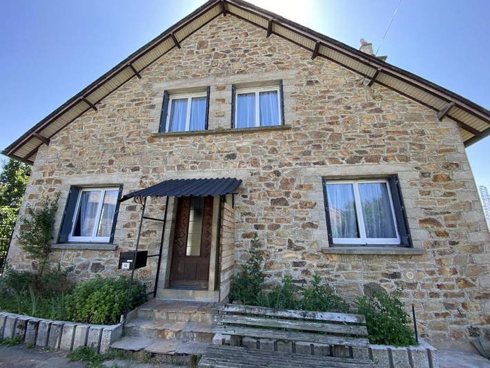 Location de vacances pour 10 personnes, avec Balcon ainsi que Jardin et Vue sur le lac dans Lac de Villefranche de Panat