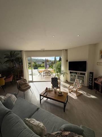 Location de vacances pour 6 personnes, avec vue et piscine ainsi que terrasse et jardin à La Roque-sur-Cèze