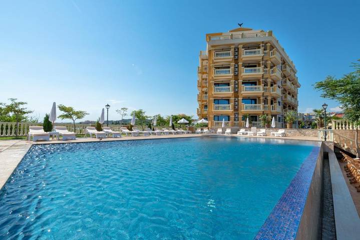 Apartahotel para 4 personas, con vistas además de jardín y piscina en Bulgaria
