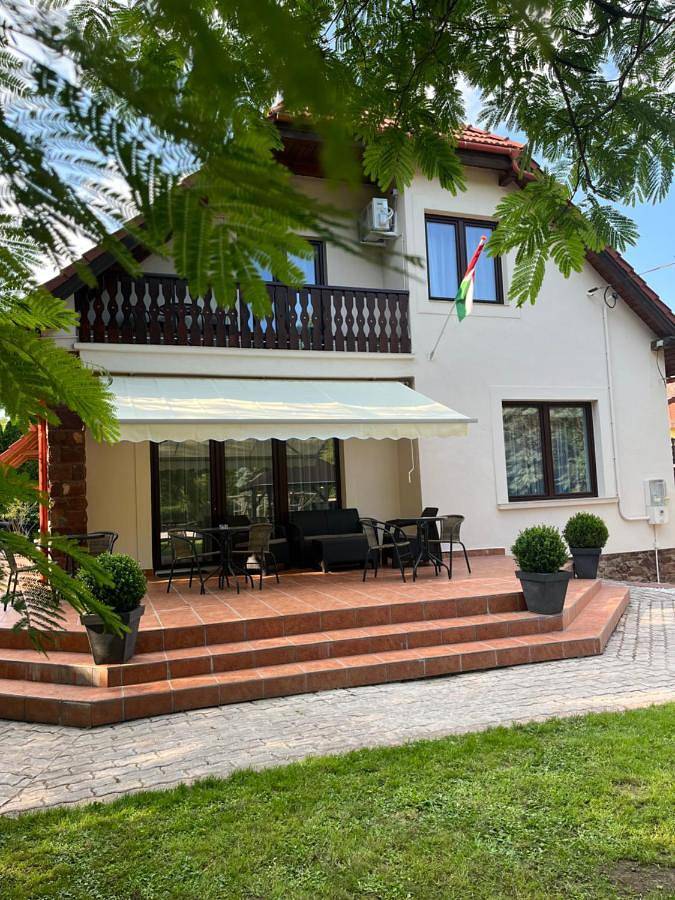 Ferienhaus für 2 Personen, mit Terrasse und Whirlpool sowie Garten und Sauna in Revfülöp