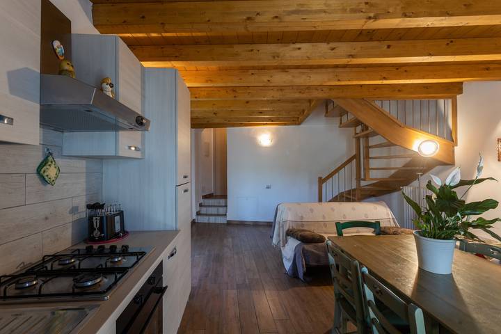 Entire apartment, Apartment 'Appartamento Ginevra' with Shared Garden, Balcony and Wi-Fi in Vesio, Tremosine