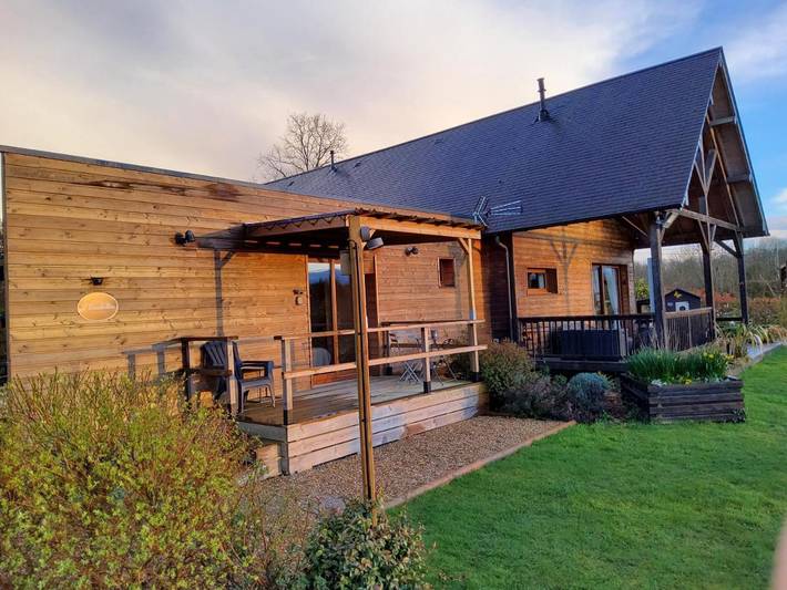 Cottage pour 2 personnes, avec piscine et terrasse ainsi que jardin et vue à Courtonne-la-Meurdrac