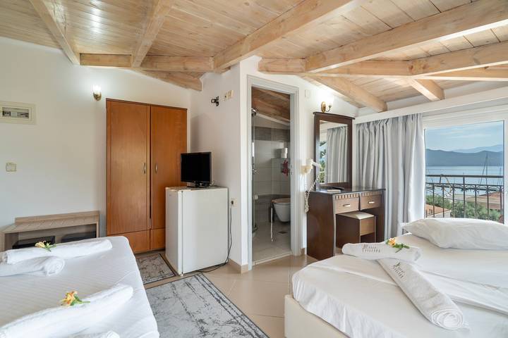 Room 'Quadruple  405' with Sea View, Wi-Fi and Air Conditioning in Nikiana, Alexandros