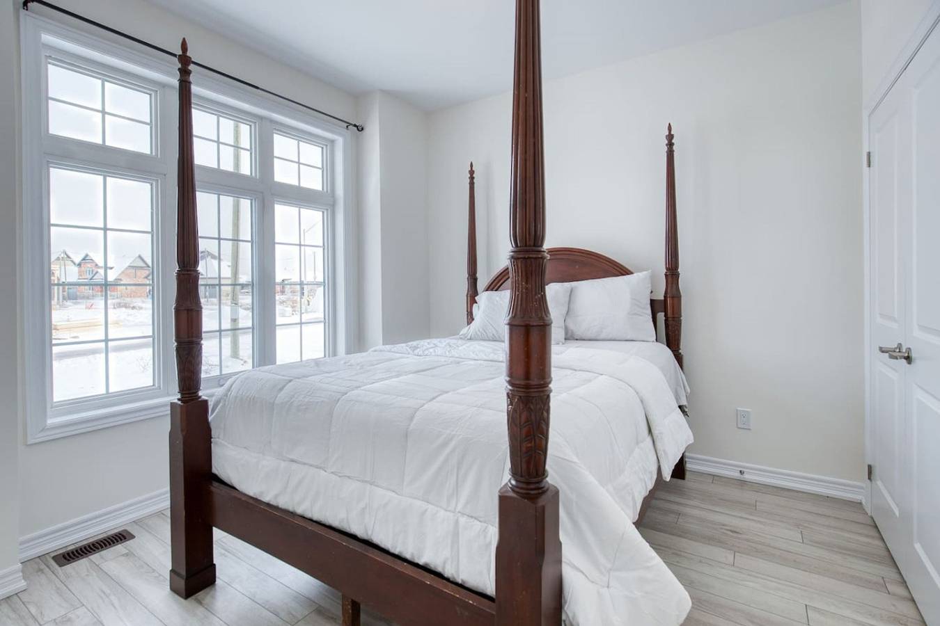 Spacious Brand New 4-Bed Retreat in Quinte West in Lago Ontario (Kanada)