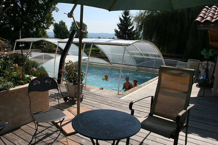 Gîte pour 4 personnes, avec terrasse ainsi que piscine et jardin, animaux acceptés à Villette-sur-Ain