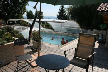 Appartement de vacances pour 4 personnes, avec piscine ainsi que terrasse et jardin, animaux acceptés dans l' Ain