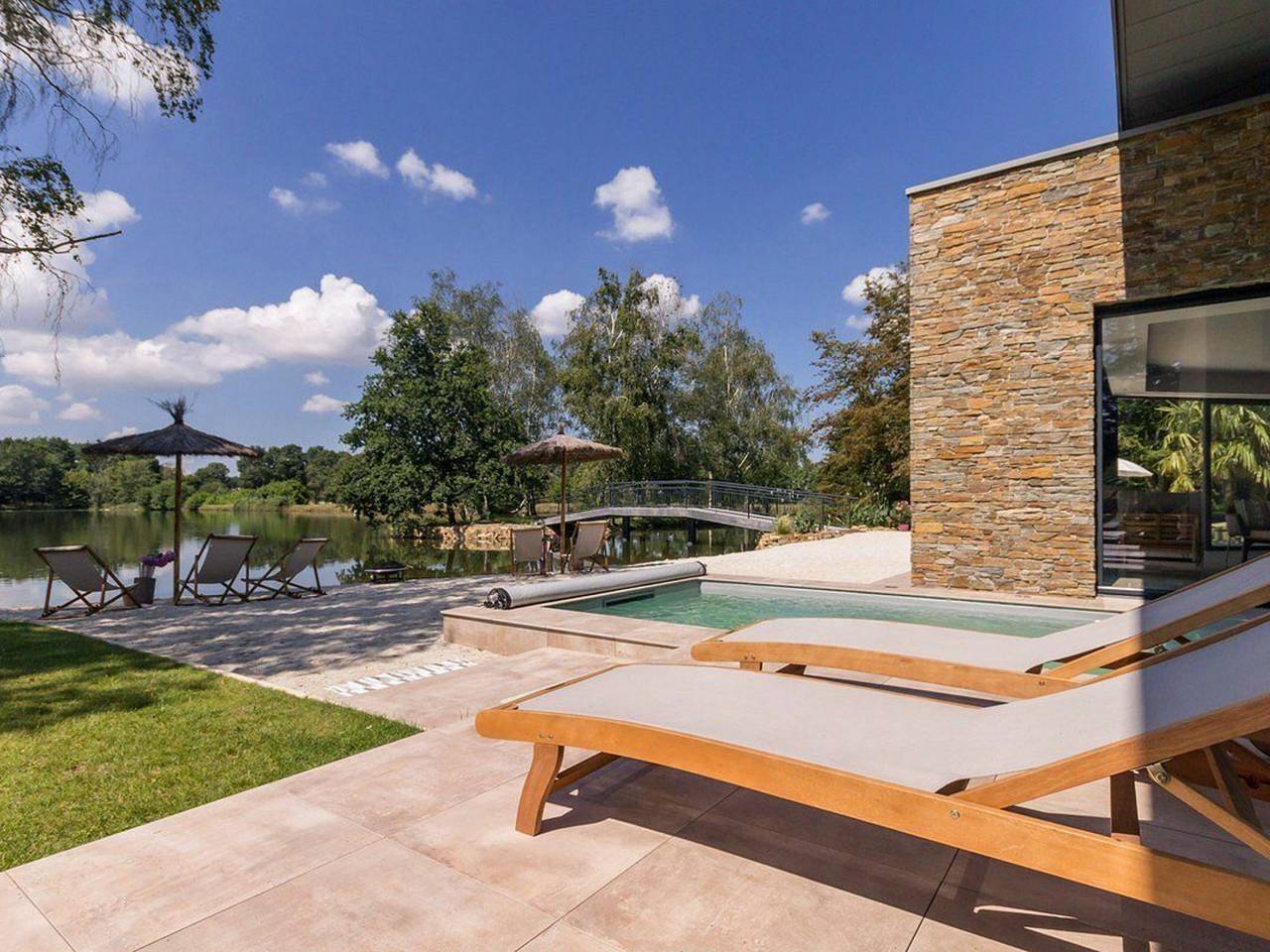 Villa Contemporaine avec Spa, Sauna, Piscine et Île Privative près de Nantes in Ligné, Vallée de la Loire