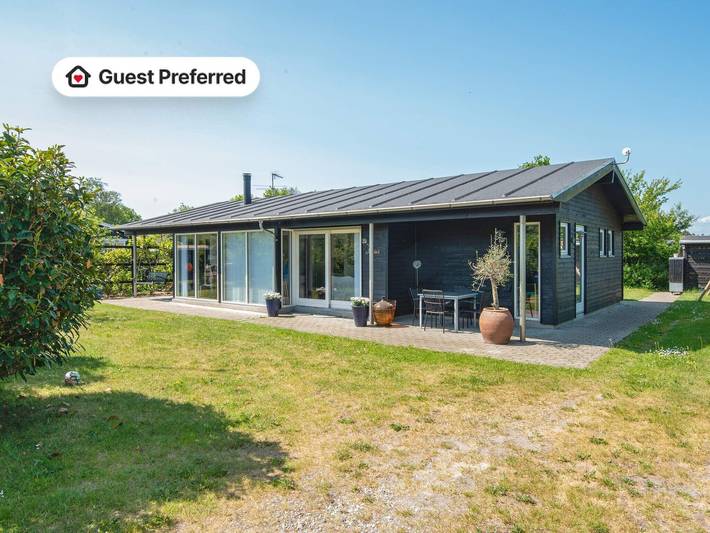 Ferieudlejning for 8 personer, med terrasse i Fjellerup Strand