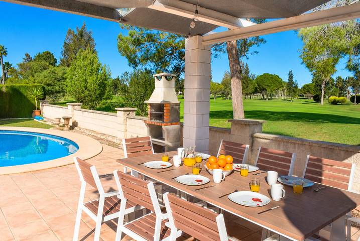 Villa für 8 Personen, mit Balkon und Terrasse sowie Garten und Ausblick in Oliva