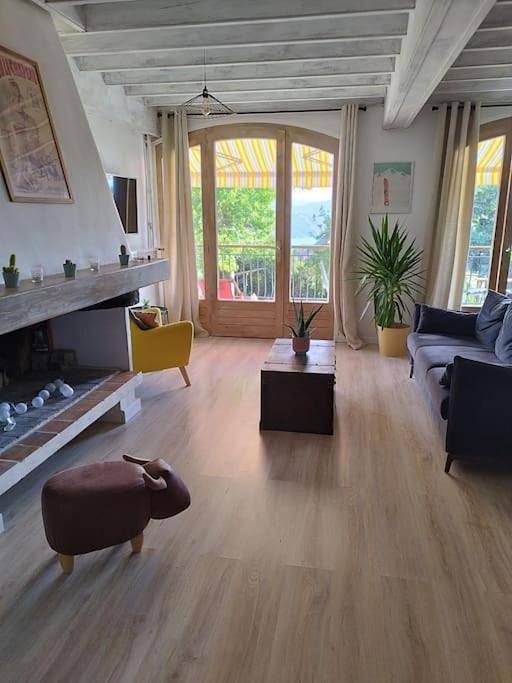 Gîte pour 6 personnes, avec piscine et jardin ainsi que vue et vue sur le lac, adapté aux familles à Prunières - 4