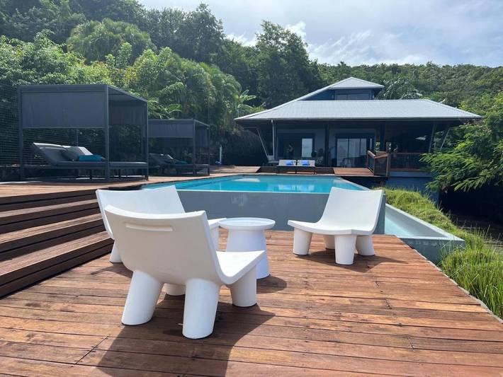 Chambre d’hôte pour 2 personnes, avec piscine et terrasse ainsi que jardin et vue